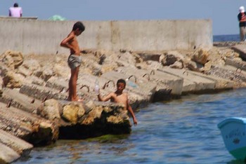 アレキサンドリアの海岸にて水遊びする少年達.jpg