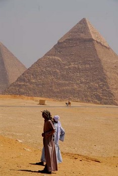 エジプト人とピラミッド.jpg
