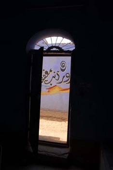 扉からのアラビア語.jpg